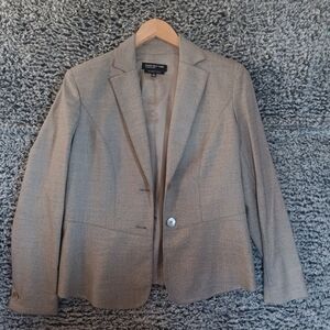 Jones New Yor Women’s Beige twoFront button  Carrier Blazer Size 8